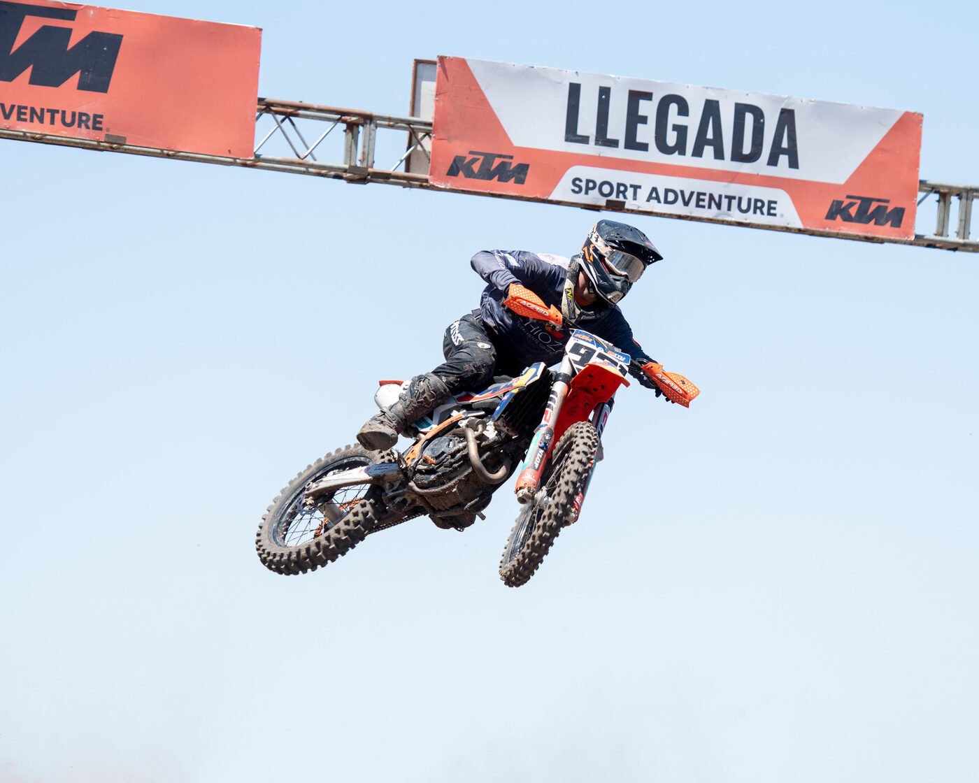 Salto de motocross durante transmisión en vivo