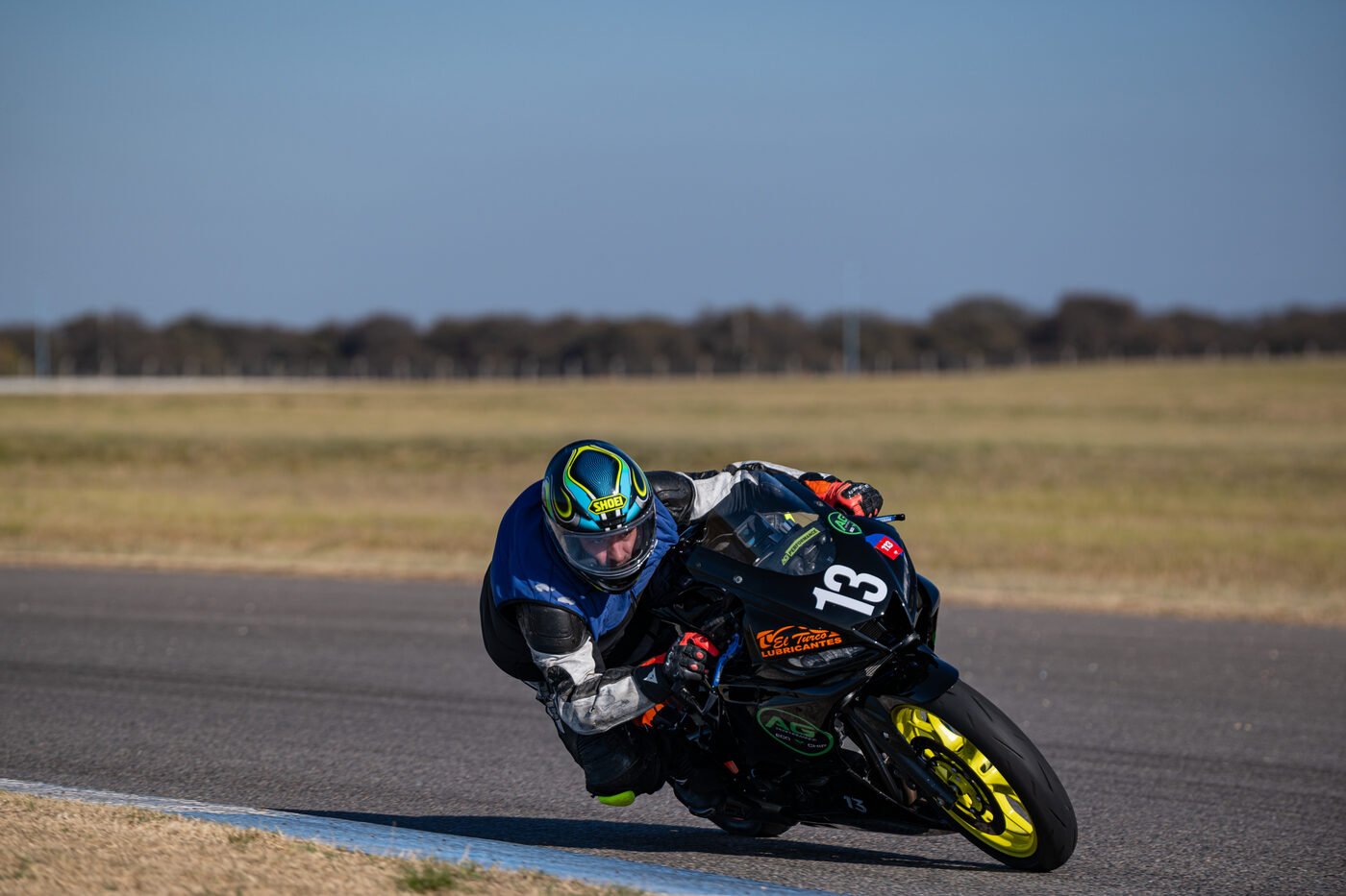 Moto de velocidad en pista durante carrera